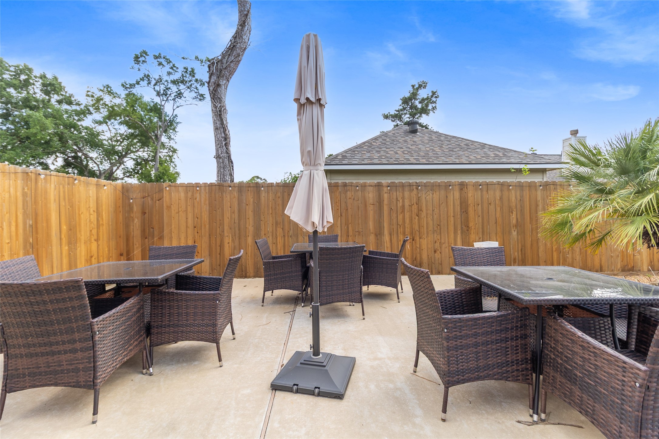 1914 Peppermill Road Houston, TX 77080 - Photo 40 of 43 Another angle, more flexibility—this space gives you even more room to spread out, whether it’s for guests or just enjoying a quieter moment outside.