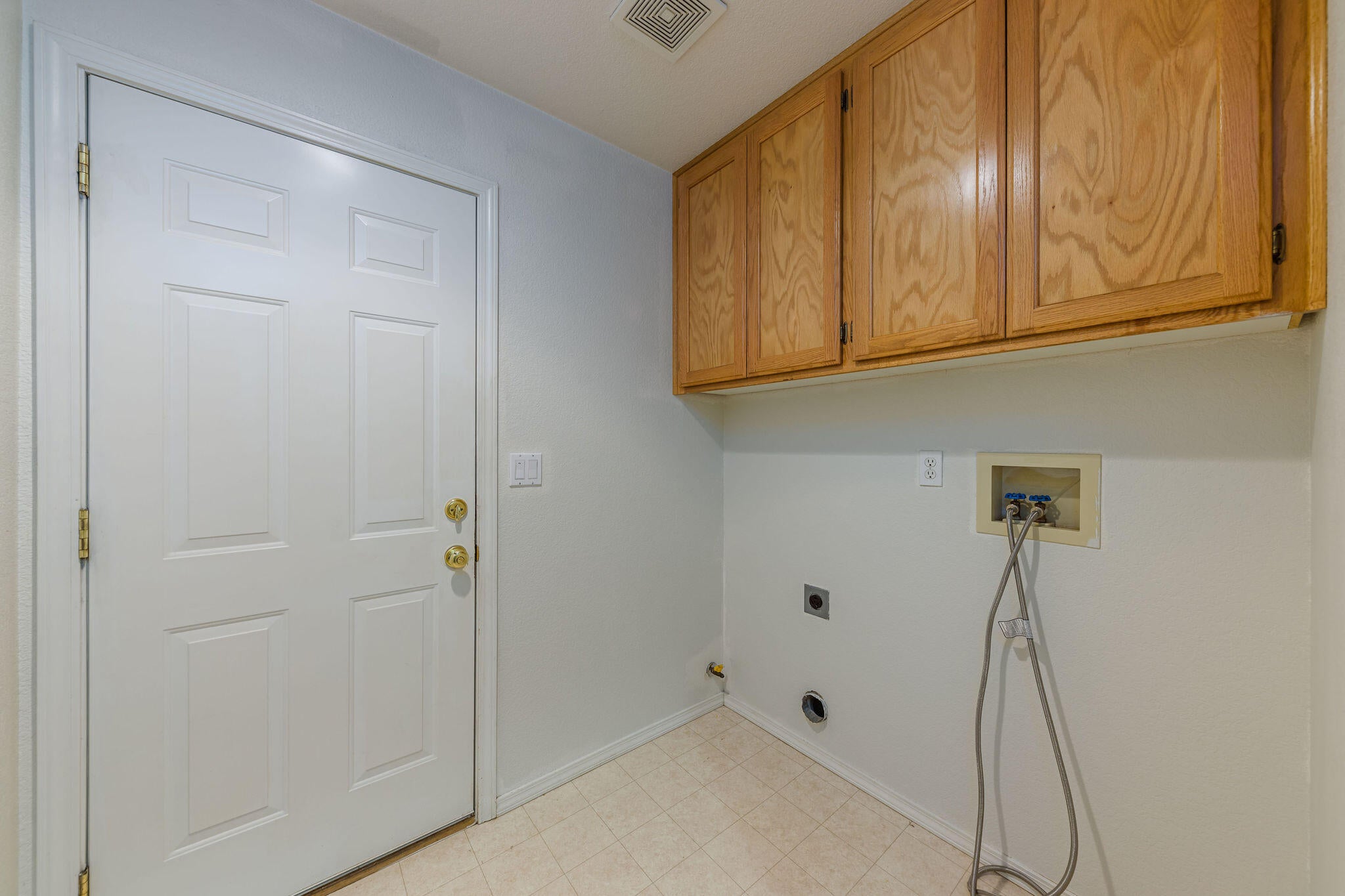 932 Rimrock Circle Medford, OR 97504 - Photo 18 of 43 Laundry room, leading to garage.