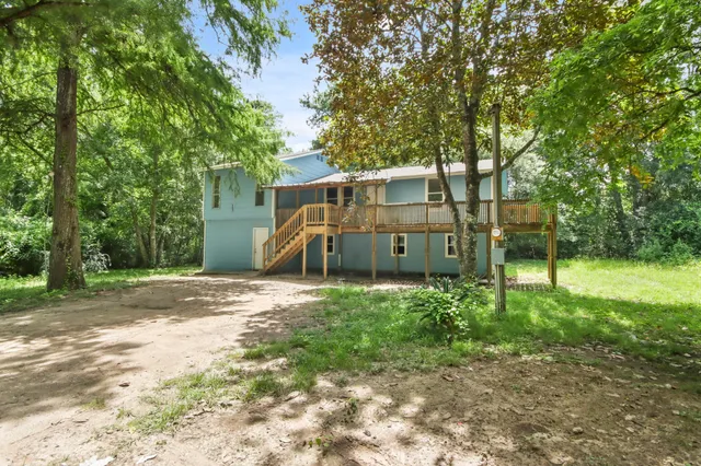 a view of a back yard