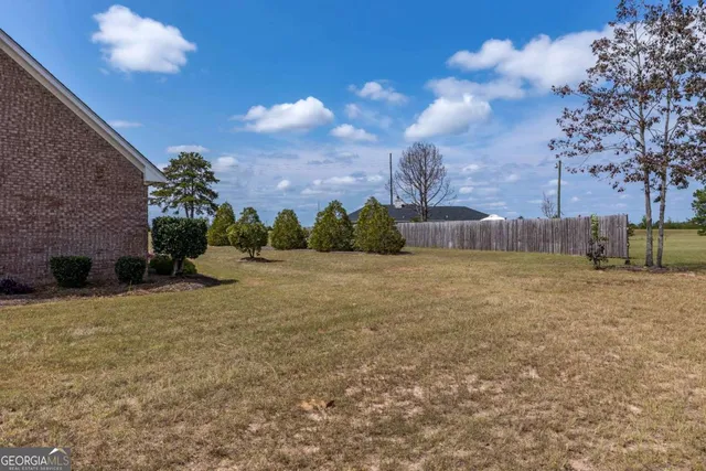 a view of a backyard