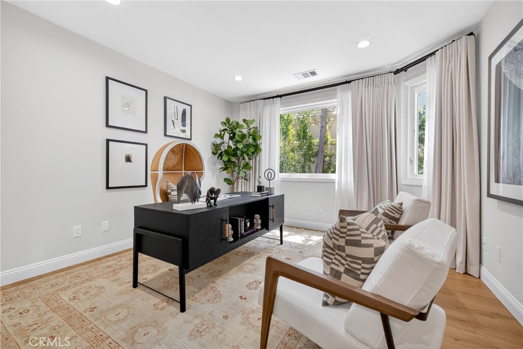 25714 Simpson Place Calabasas, CA 91302 - Photo 20 of 44 a living room with furniture