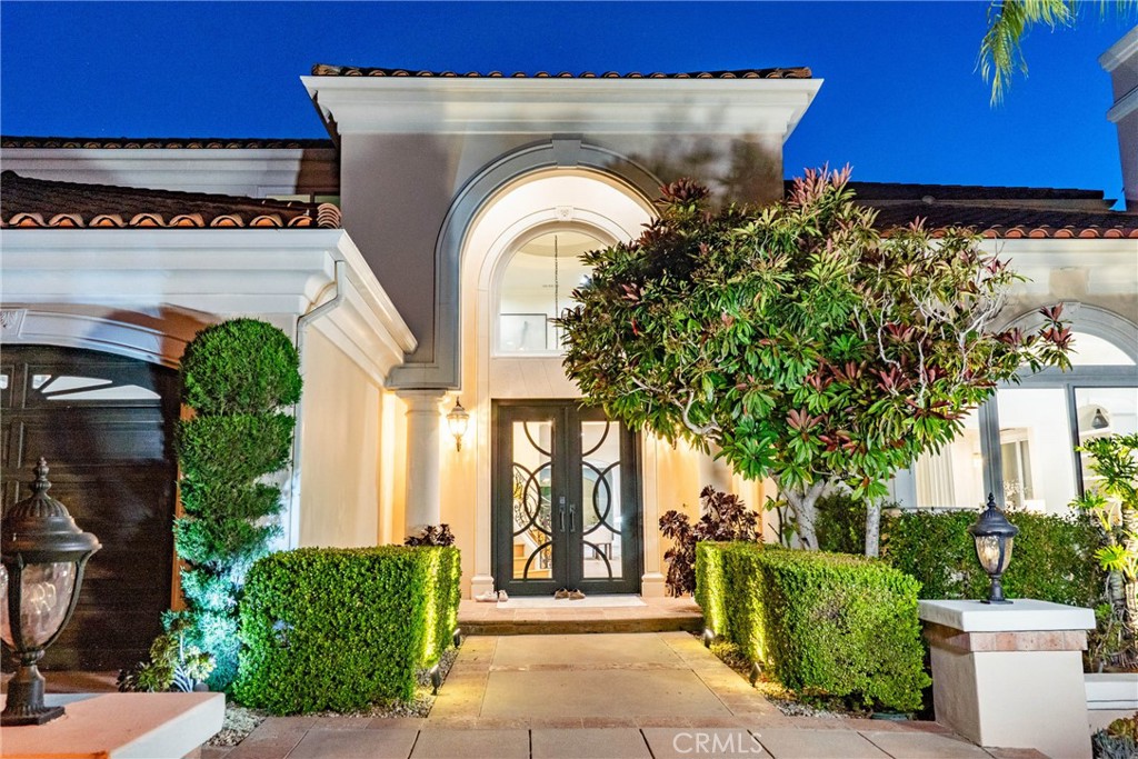 25714 Simpson Place Calabasas, CA 91302 - Photo 43 of 44 a view of a building with a garden