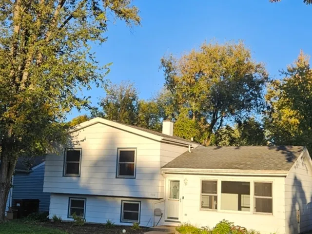 $2,800 | 1702 Knoll Avenue, McHenry, IL 60050