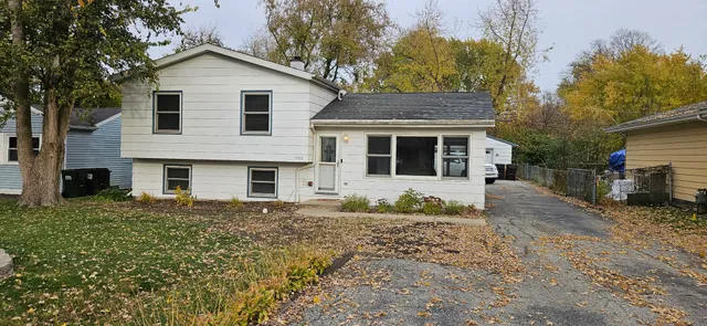 $2,800 | 1702 Knoll Avenue, McHenry, IL 60050