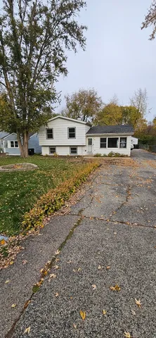 $2,600 | 1702 Knoll Avenue, McHenry, IL 60050