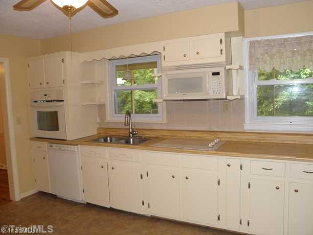 703 Overbrook Drive High Point, NC 27262 - Photo 5 of 16 Kitchen.
