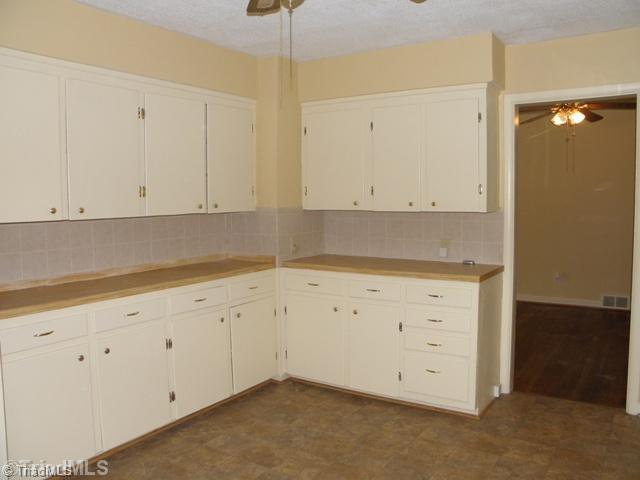 703 Overbrook Drive High Point, NC 27262 - Photo 6 of 16 Kitchen.