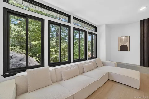 $995,000 | 8 Amalfi Drive, Cortlandt Manor, NY 10567