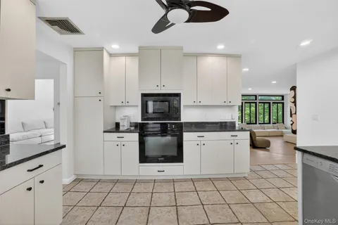 $995,000 | 8 Amalfi Drive, Cortlandt Manor, NY 10567
