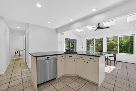 $995,000 | 8 Amalfi Drive, Cortlandt Manor, NY 10567