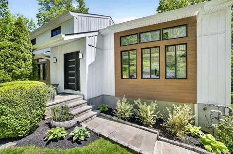 $995,000 | 8 Amalfi Drive, Cortlandt Manor, NY 10567