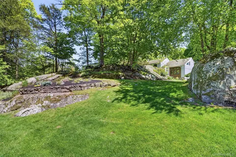 $995,000 | 8 Amalfi Drive, Cortlandt Manor, NY 10567