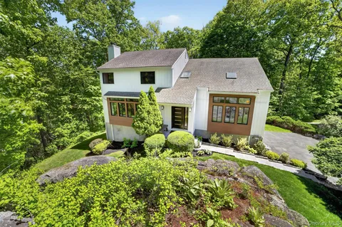 $995,000 | 8 Amalfi Drive, Cortlandt Manor, NY 10567