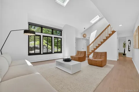$995,000 | 8 Amalfi Drive, Cortlandt Manor, NY 10567