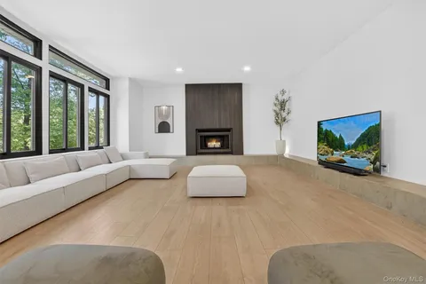 $995,000 | 8 Amalfi Drive, Cortlandt Manor, NY 10567