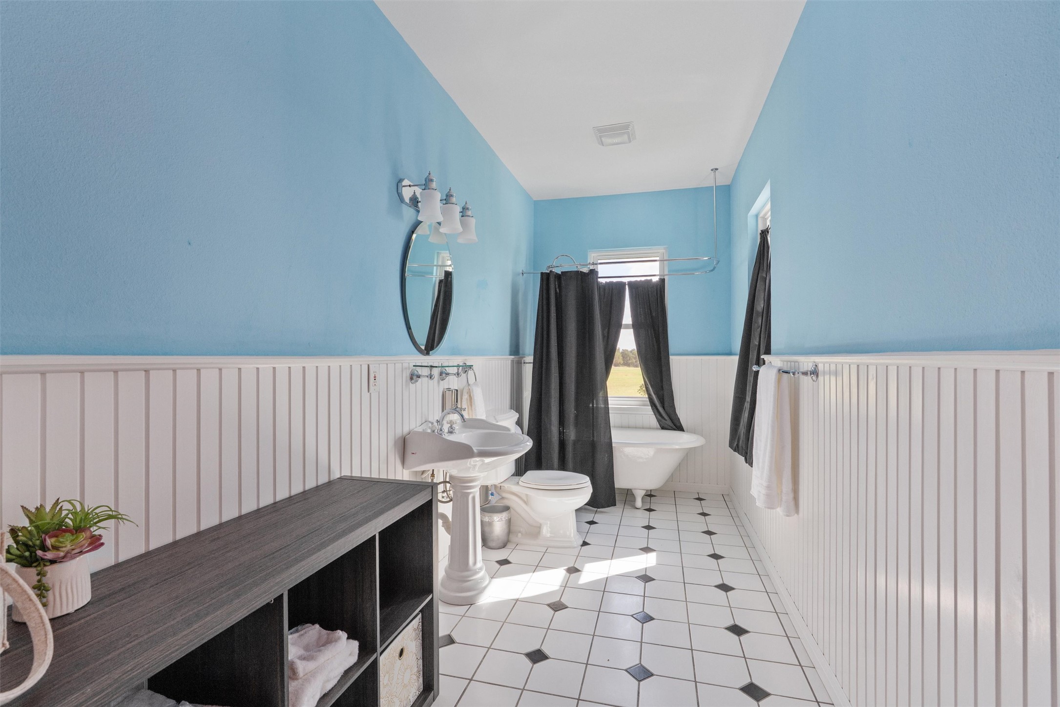 768 Upper Elgin River Road Elgin, TX 78621 - Photo 27 of 40 Secondary bathroom. Spacious and has clawfoot tub.