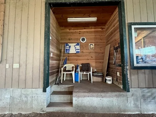 a view of a house with backyard