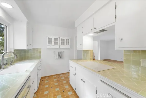 $4,295 | 1570 Via Capri, Unit 2, Laguna Beach, CA 92651