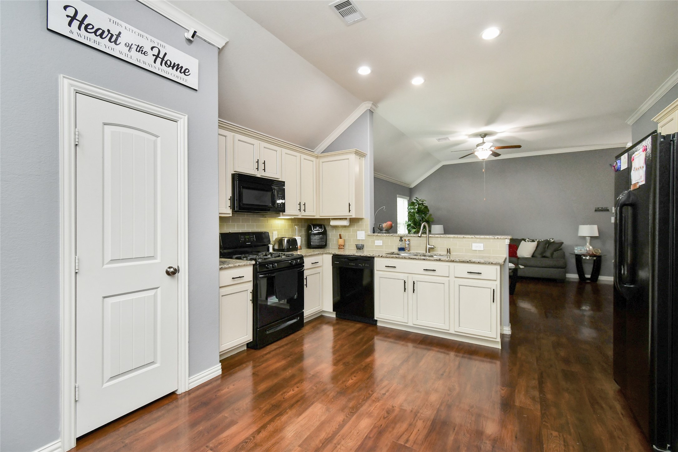 652 Maple Point Drive East Conroe, TX 77301 - Photo 11 of 35
