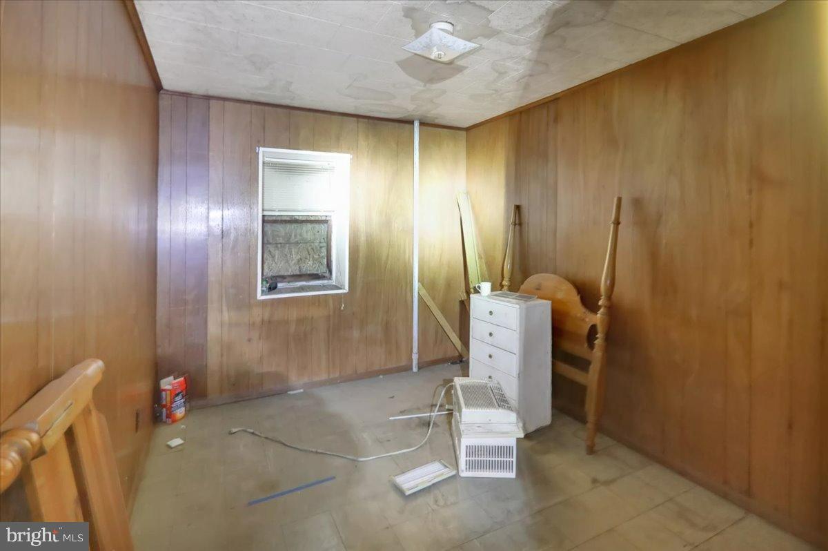 200 West Lancaster Avenue Reading, PA 19607 - Photo 31 of 50 Spacious room with warm wooden accents.