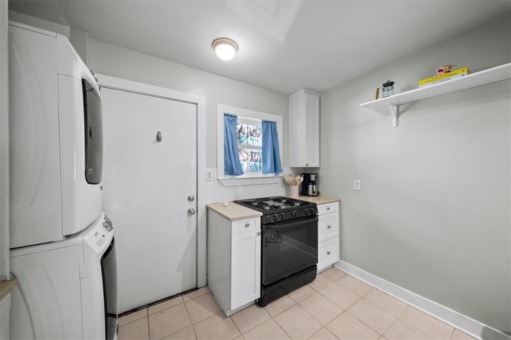 866 Briarcliff Road Northeast, Unit D2 Atlanta, GA 30306 - Photo 17 of 42 a kitchen with a stove and a refrigerator
