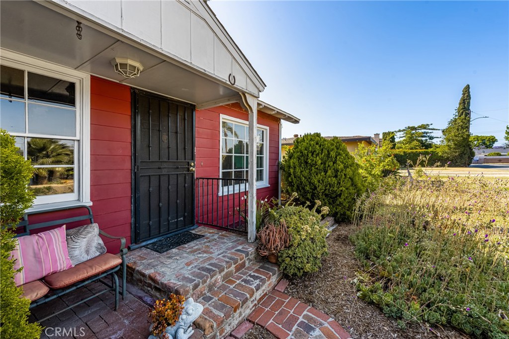 950 North Laurel Drive Orange, CA 92867 - Photo 3 of 34 a view of a backyard with sitting area