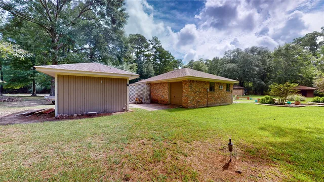 a view of a house with backyard and garden