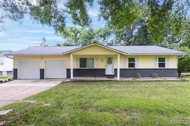 $285,000 | 26 West Lakewood Drive, Fenton, MO 63026