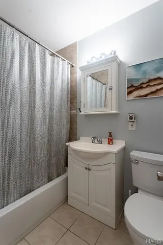 $285,000 | 26 West Lakewood Drive, Fenton, MO 63026