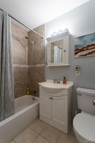 $285,000 | 26 West Lakewood Drive, Fenton, MO 63026