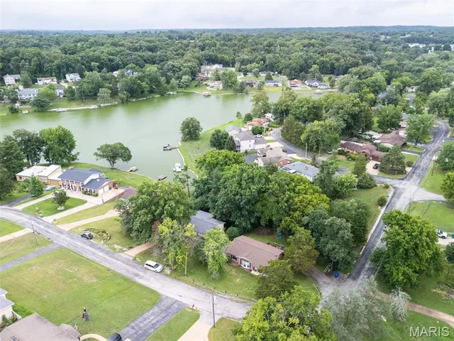 $285,000 | 26 West Lakewood Drive, Fenton, MO 63026