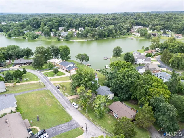 $285,000 | 26 West Lakewood Drive, Fenton, MO 63026