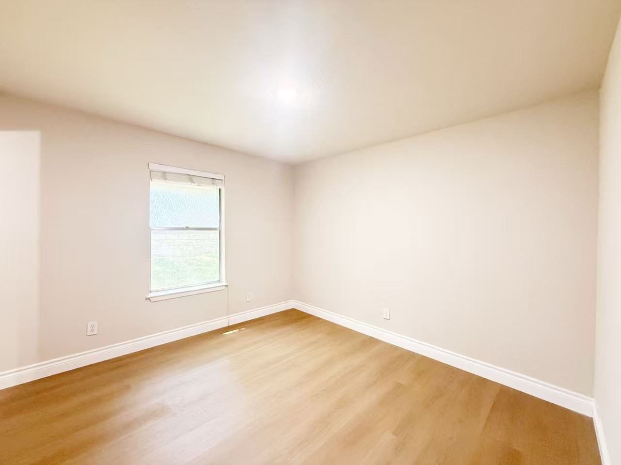 3204 Menchaca Road, Unit 601 Austin, TX 78704 - Photo 8 of 12 an empty room with a window