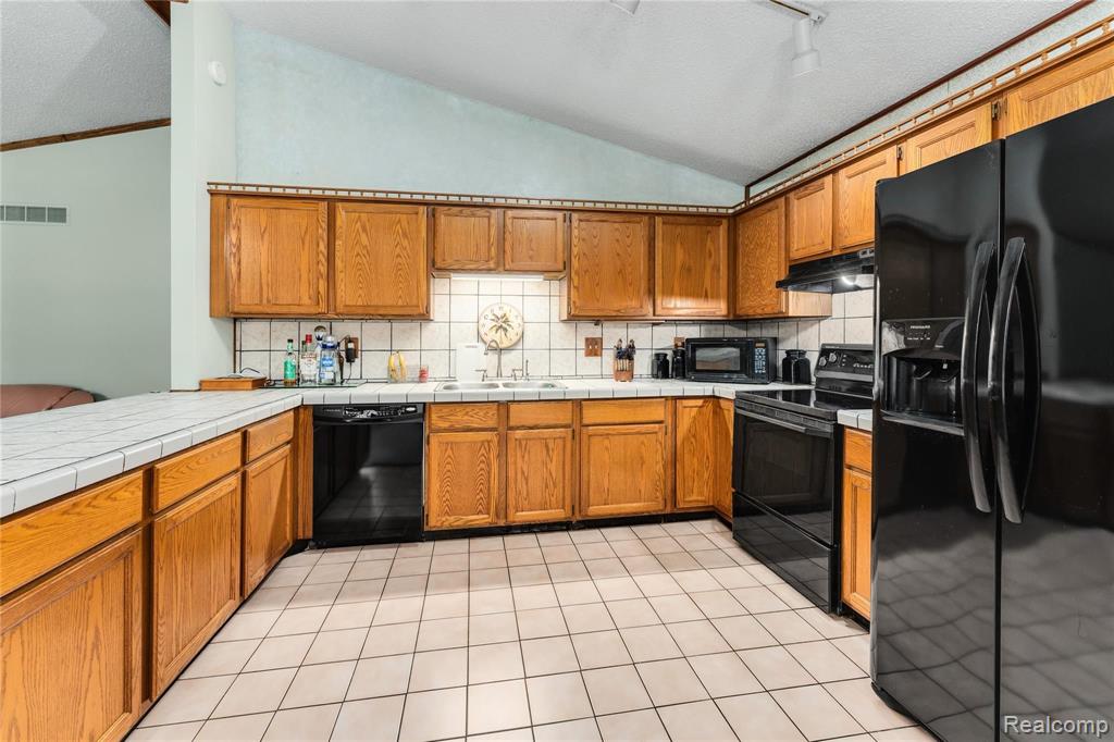 30459 South Gibraltar Road Gibraltar, MI 48173 - Photo 7 of 25