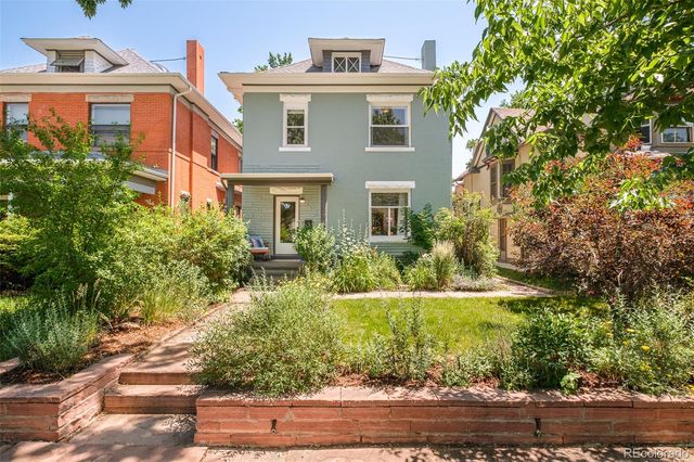 a view of backyard of the house