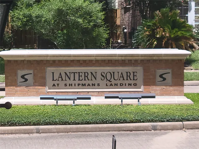 a view of a back yard