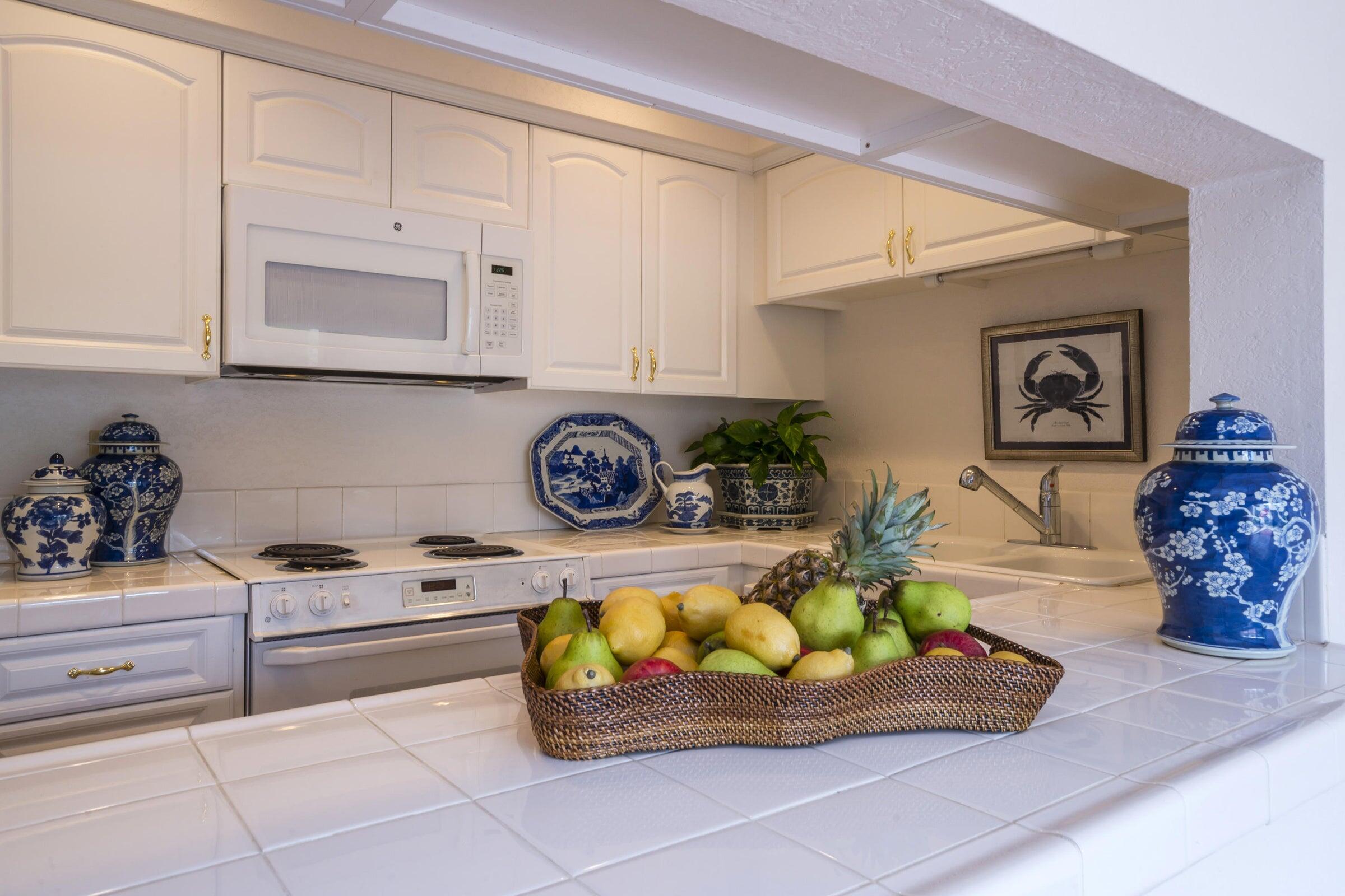 3375 Foothill Road, Unit 612 Carpinteria, CA 93013 - Photo 3 of 8 Kitchen 1