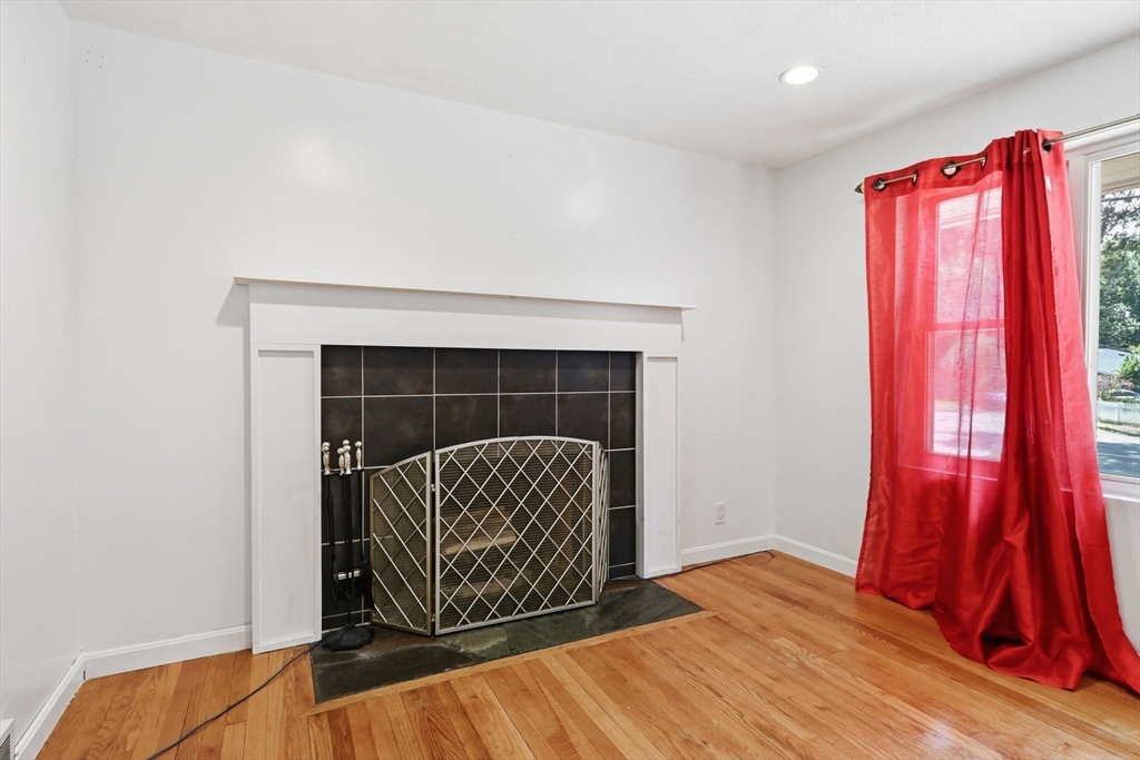 881 Roosevelt Avenue Springfield, MA 01109 - Photo 11 of 35