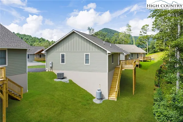 a view of a house with backyard