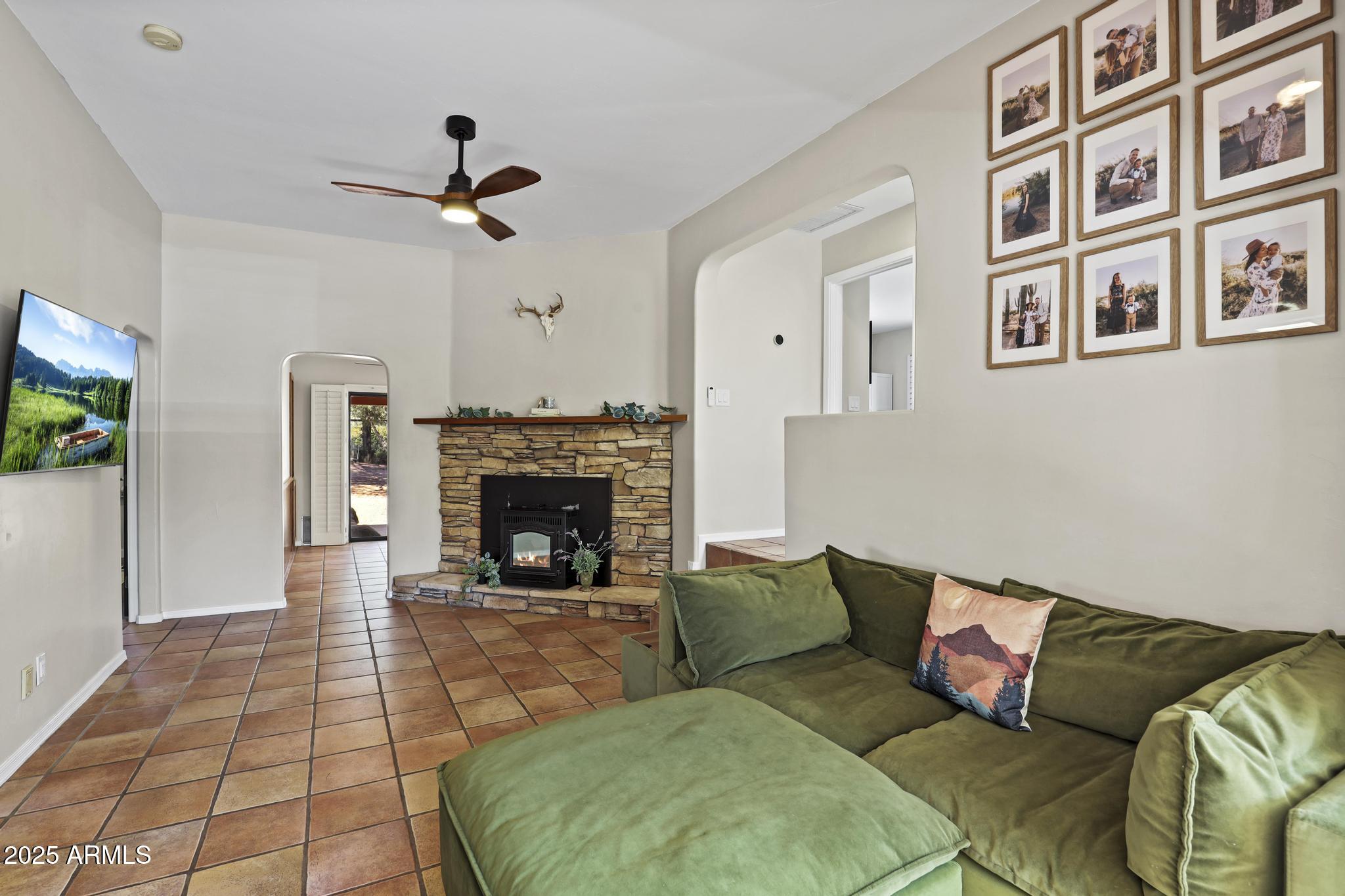 511 North Hemlock Circle Payson, AZ 85541 - Photo 8 of 33 511 N Hemlock Circle Great Room 2