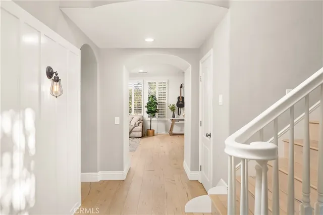 a view of livingroom with furniture and entryway