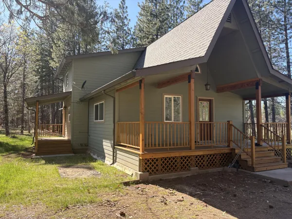 a view of a house with a yard