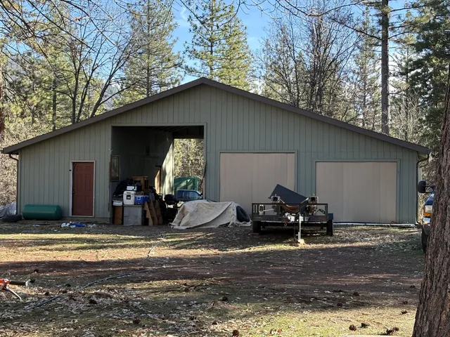 a view of a house with backyard