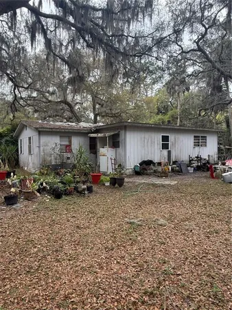 a view of a house with backyard and garden