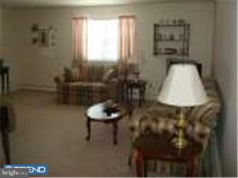 7321 Hiola Road Philadelphia, PA 19128 - Photo 6 of 11 Living Room