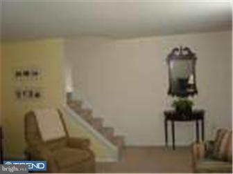 7321 Hiola Road Philadelphia, PA 19128 - Photo 7 of 11 Living Room