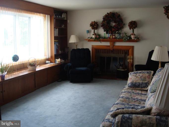 8420 Allison Lane Rosedale, MD 21237 - Photo 3 of 16 Living Room