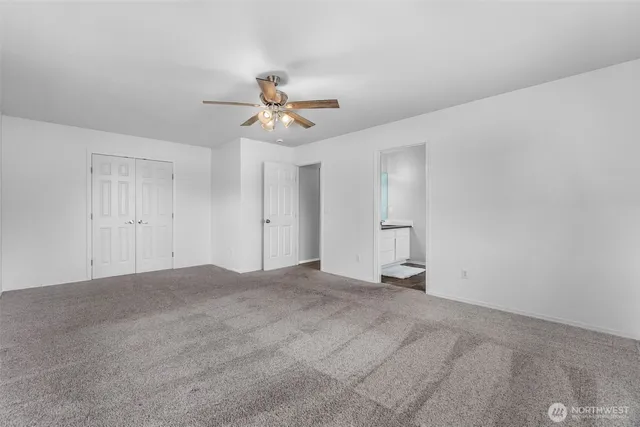 a view of empty room with a ceiling fan