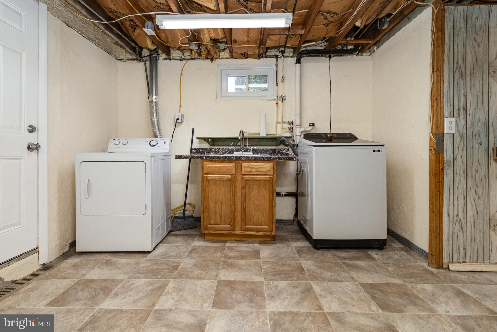 6301 Fieldvale Road Baltimore, MD 21237 - Photo 25 of 44 a utility room with dryer and washer
