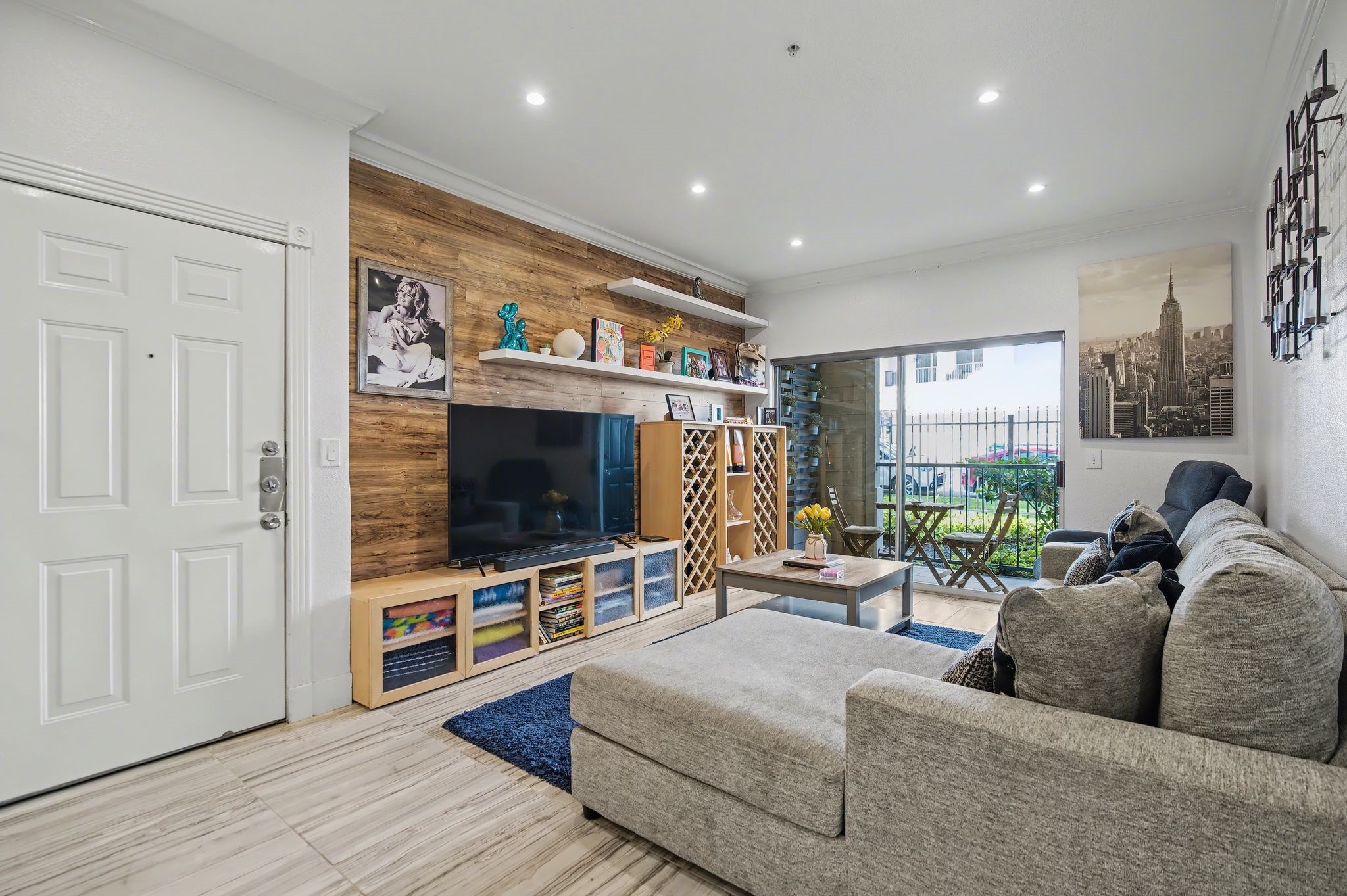 3231 Allen Parkway, Unit 2104 Houston, TX 77019 - Photo 2 of 14 The living area opens to views of the patio.